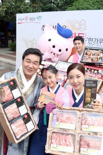 8월 23일 서울 정동극장에서 한돈자조금 이병규 위원장과 홍보모델들이 추석 한돈 선물세트를 선보이고 있다 ⓒ한돈자조금