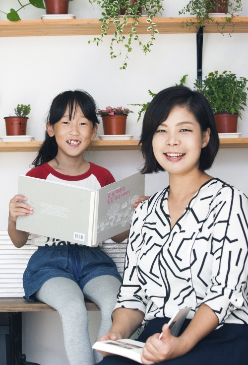 입양성장동화 펴낸 이설아(오른쪽)·김미루 모녀. 이설아씨는 건강한입양가정지원센터를 설립하고 입양가족들에게 직접 도움을 주기 위한 일에 앞장서고 있다. ⓒ이정실 사진기자