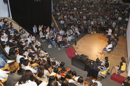 9월 8일 서울 광화문 KT스퀘어에서 열린 ‘에코페미니스트들의 컨퍼런스-세상을 뒤집는 다른 목소리’에서 강연자들이 청중과 대화를 나누고 있다. ⓒ이정실 사진기자