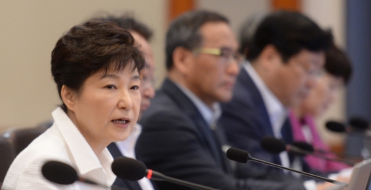 박근혜 대통령이 13일 오전 청와대 세종실에서 제41회 국무회의를 주재하고 있다. ⓒ뉴시스ㆍ여성신문