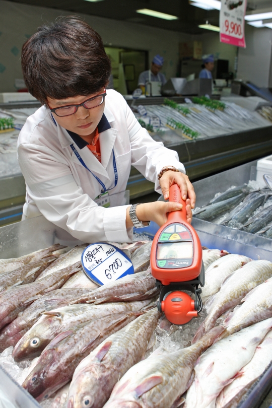 마트 직원이 수입 생선의 방사능 검사를 하는 모습. ⓒ이정실 여성신문 사진기자