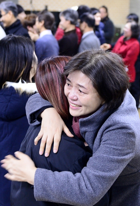 국내 최초로 설립된 대안학교 대구 방송통신중학교 청소년반 제1회 졸업식이 열린 2015년 12월 16일 대구 달서구 학교 강당에서 교사와 졸업생이 서로 포옹을 하며 눈물을 흘리고 있다. ⓒ뉴시스·여성신문