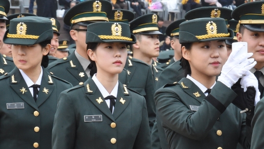 지난 3월 4일 충남 계룡시 계룡대 연병장에서 열린 2016년 장교 합동임관식에서 한 여군이 복장을 점검하고 있다. ⓒ뉴시스·여성신문