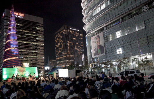 한국성폭력상담소가 지난 21일 서울 청계광장에서 연 ‘길거리 괴롭힘·성폭력·성희롱 말하기대회’에는 70여명의 여성들이 참여해 열띤 분위기 속에서 토론을 벌였다. ⓒ한국성폭력상담소