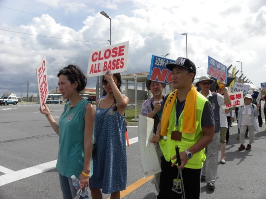 ‘피스&그린보트’ 참가자들이 일본 오키나와현 나고시 헤노코만에 위치한 미군기지 ‘캠프 슈와브’ 앞에서 기지 철폐를 주장하며 시위를 하고 있다. 맨앞은 가수 요조씨. ⓒ정희정