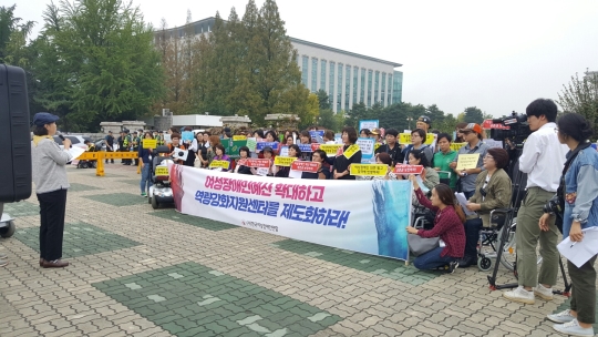 한국여성장애인연합 주최로 9월 28일 서울 여의도 국회의사당 앞에서 기획재정부와 보건복지부 여성장애인 관련 사업과 예산 축소를 규탄하는 기자회견이 열리고 있다. ⓒ한국여성장애인연합