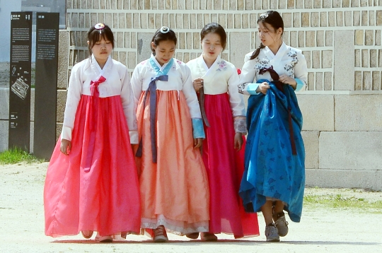 지난 5월 28일 오후 서울 종로구 경복궁에서 한복을 입은 시민들이 고궁을 걷고 있다. ⓒ뉴시스·여성신문