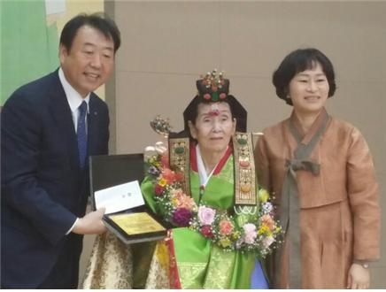 전 재산을 충북대학교에 기부한 독지가 전정숙 씨가 지난 5일 여성CEO 대상인 김만덕상을 수상했다.
