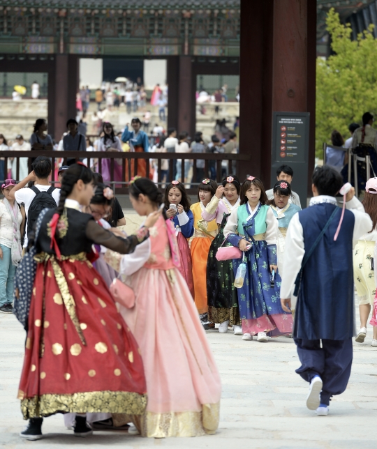 추석 연휴가 시작된 14일 서울 종로구 경복궁을 찾은 관람객들이 한복을 입은 채 기념촬영을 하고 있다. ⓒ뉴시스