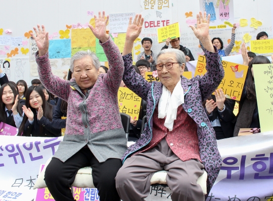 1226차 정기 수요시위에서 위안부 피해자 길원옥(왼쪽), 김복동 할머니가 참석자들의 박수를 받자 손을 번쩍 들어 화답하고 있다. ⓒ변지은 여성신문 기자