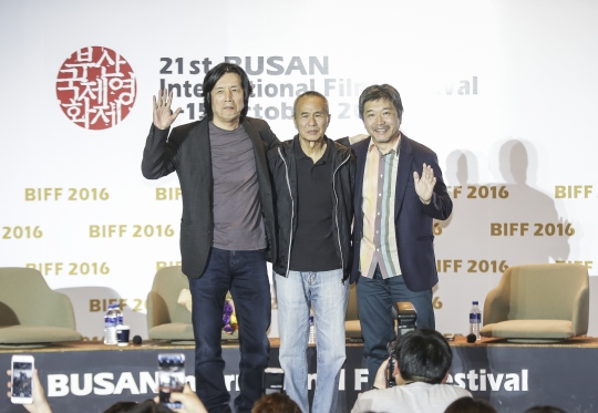 지난 9일 부산 영화의전당 아주담당라운지에서 ‘아시아영화의 연대를 말하다’를 주제로 대담이 열렸다. 왼쪽부터 이창동, 허우샤오시엔, 고레에다 히로카즈 감독. ⓒ김수경 기자