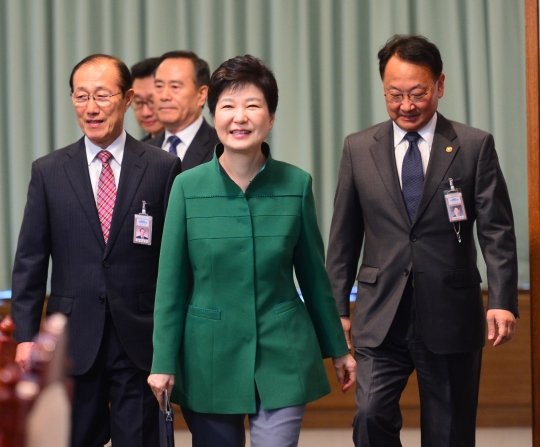 박근혜 대통령이 11일 청와대 위민관에서 국무회의(화상)를 주재하기 위해 입장하고 있다. ⓒ뉴시스·여성신문