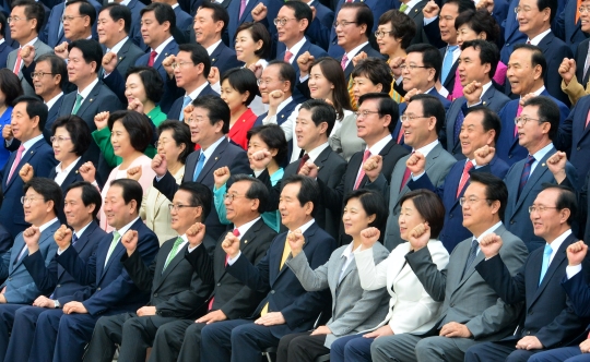 국회의원들이 서울 여의도 국회에서 열린 제20대 국회 단체사진 촬영에서 파이팅을 외치고 있다. ⓒ뉴시스·여성신문