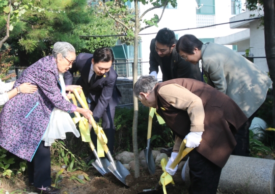 트리플래닛은 18일 서울 마포구 전쟁과 여성 인권 박물관에서 중국 난징 위안소 유적지 주변에 ‘위안부’ 피해자를 추모하는 숲, 일명 ‘소녀들을 기억하는 숲’ 프로젝트 착공식을 진행했다. ⓒ트리플래닛