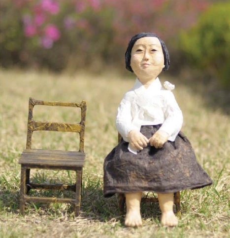 일본군‘위안부’ 피해 할머니 닥종이 작품전시회에서 선보인 평화의 소녀상 닥종이 작품. ⓒ속초여성인권센터