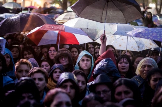 지난 10월 19일(현지 시간) 아르헨티나 전역에서 ‘검은 수요일(Miercoles Negro)’ 시위가 열렸다. 수도 부에노스아이레스에서만 검은 옷을 입은 여성 수천 명이 사상 첫 파업 시위에 나섰다. 이날 멕시코, 볼리비아, 엘 살바도르, 우루과이, 칠레, 파라과이에서도 연대 시위가 열렸다. ⓒNi Una Menos 제공