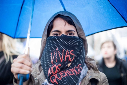 ‘검은 수요일’ 시위에 참여한 여성이 ‘비바스노스케레모스(Vivas Nos Queremos·우리는 살고 싶다)’라고 적힌 두건을 착용하고 서 있다. ⓒNi Una Menos 제공