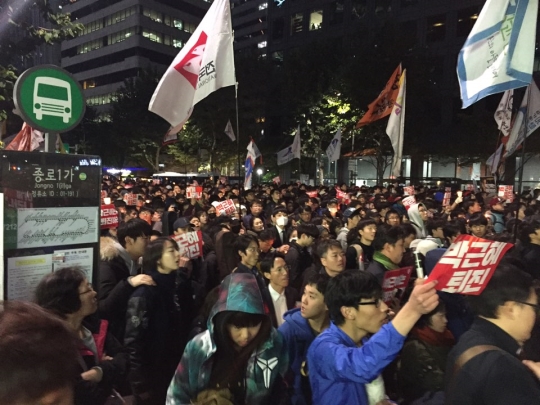 시민들은 촛불집회를 마친 후 오후 7시반부터 청계광장을 시작으로 ‘박근혜 퇴진’을 외치며 거리행진을 시작했다. 행진은 ‘광교-보신각-종로2가-북인사마당’까지 진행됐다. ⓒ진주원 기자