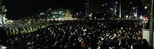 10월 29일 서울 청계광장과 광화문광장 일대에서 열린 집회에 참가한 시민들이 박근혜 대통령의 퇴진을 요구했다. ⓒ진주원 여성신문 기자