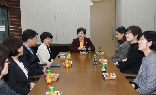 강은희 여성가족부 장관이 11월 30일 오후 서울 중구 은행회관에서 열린 제2회 여성인재 아카데미 콘퍼런스에 참석해 미래인재 양성 유공자 등 주요 참석자들과 함께 일·가정 양립에 대해 이야기를 나누고 있다.