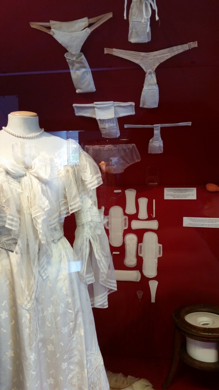 메라노여성박물관에 전시된 19세기 여성들의 의복과 속옷, 일상용품.