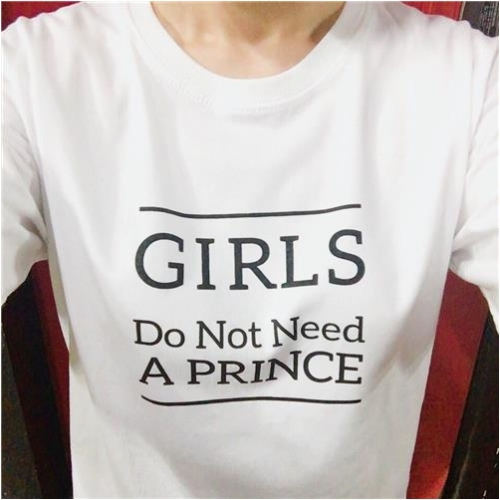 성우 김자연씨가 지난 7월 18일 자신의 트위터에 올린 ‘메갈리아’ 후원 티셔츠 인증 사진. ⓒ김자연 씨 트위터 캡처