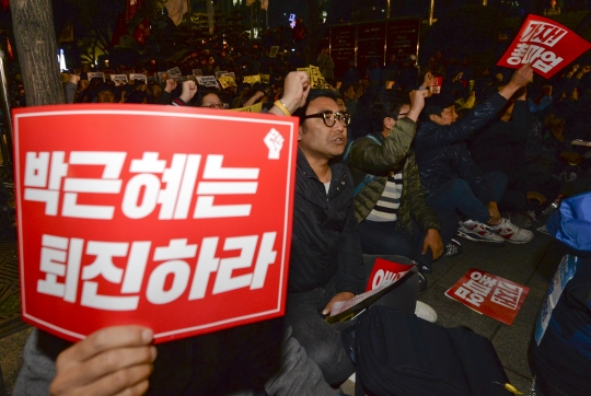 박근혜 퇴진 촉구 집회에 참가한 시민들(사진은 해당 기사와 관련없음) ⓒ뉴시스·여성신문