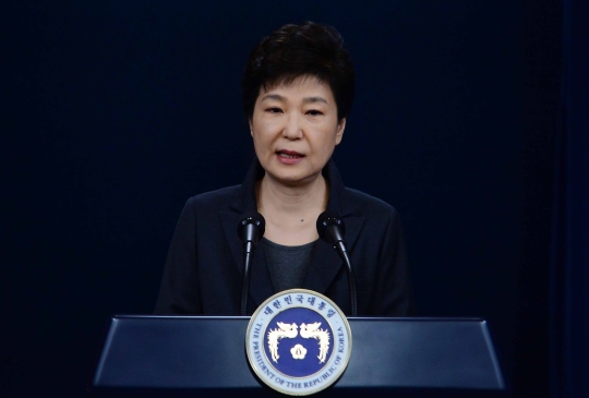 박근혜 대통령이 4일 청와대에서 비선실세 최순실씨의 국정농단 사태와 관련한 대국민담화문을 발표하고 있다.