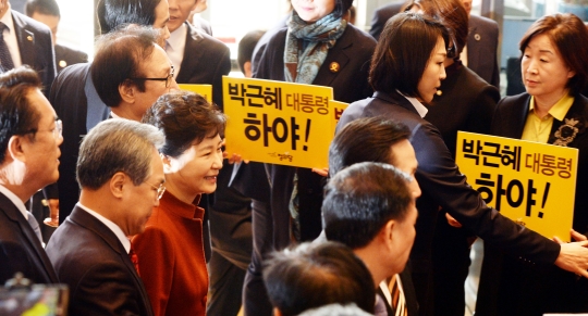 8일 오전 박근혜 대통령이 정세균 국회의장과 정국 해법을 논의하기 위해 국회 본청에 들어서자 심상정 대표 등 정의당 의원들이 손피켓을 들고 시위를 하고 있다. ⓒ뉴시스·여성신문
