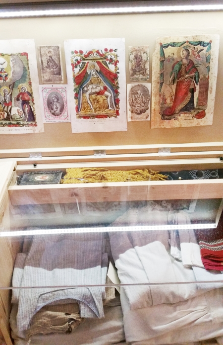 이탈리아 보르고여성박물관 3층에 있는 여성 소지품 중 종교 관련 그림.