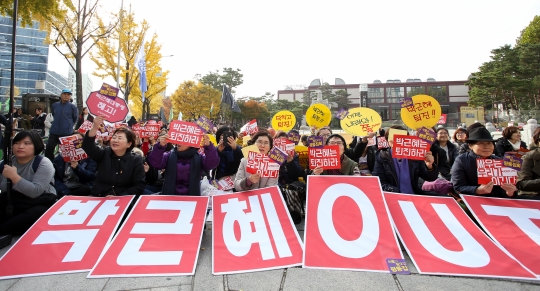 12일 오후 서울 종로구 서울역사박물관 앞에서 열린 여성대회 ‘싸우는 우리가 이긴다’에 참석한 시민들이 구호를 외치고 있다. ⓒ변지은 기자