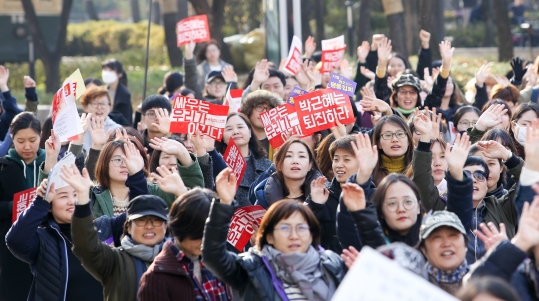 12일 오후 서울 종로구 서울역사박물관 앞에서 열린 여성대회 ‘싸우는 우리가 이긴다’에 참석한 시민들이 구호를 외치고 있다. ⓒ변지은 기자
