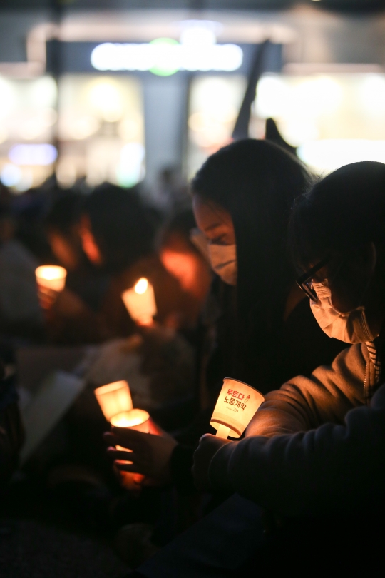 지난 12일 서울 광화문 일대에 박근혜 대통령 퇴진을 요구하는 시민 100만명이 모여 제3차 범국민행동 민중총궐기 집회를 열었다. 집회에 참여한 시민들이 이날 오후 종각역 인근에서 촛불을 밝히고 있다. ⓒ변지은 기자