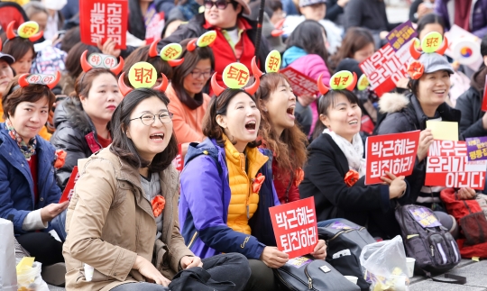 지난 12일 오후 서울 종로구 서울역사박물관 앞에서 열린 여성대회 ‘싸우는 우리가 이긴다’에 참석한 시민들이 구호를 외치고 있다. ⓒ변지은 기자