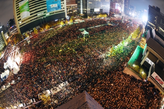 ‘박근혜 대통령 퇴진’을 요구하는 민중총궐기 대회가 12일 서울 세종로, 태평로 일대에서 열린 가운데 수십만의 참가자가 촛불을 밝히고 있다. ⓒ뉴시스·여성신문