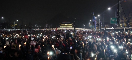 19일 오후 서울 광화문광장에서 열린 ‘제4차 범국민행동’ 촛불집회에 60만명이 넘는 시민이 참가했다. ⓒ변지은 기자