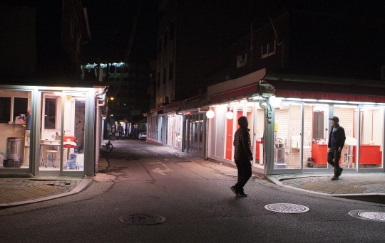 지난 3월 17일 서울 동대문구 청량리동 성매매집결지를  남성들이 지나가고 있다. ⓒ이정실 여성신문 사진기자