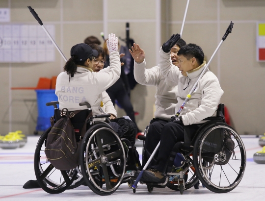 한국 휠체어 컬링 국가대표팀 선수들이 경기에 앞서 파이팅을 외치고 있다. ⓒ강원도청