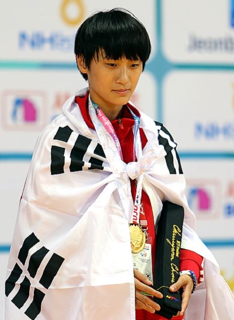 2015년 제2회 세계카뎃(유소년) 태권도선수권대회 44kg급 금메달을 목에 건 이예지 선수. ⓒ풍각중학교