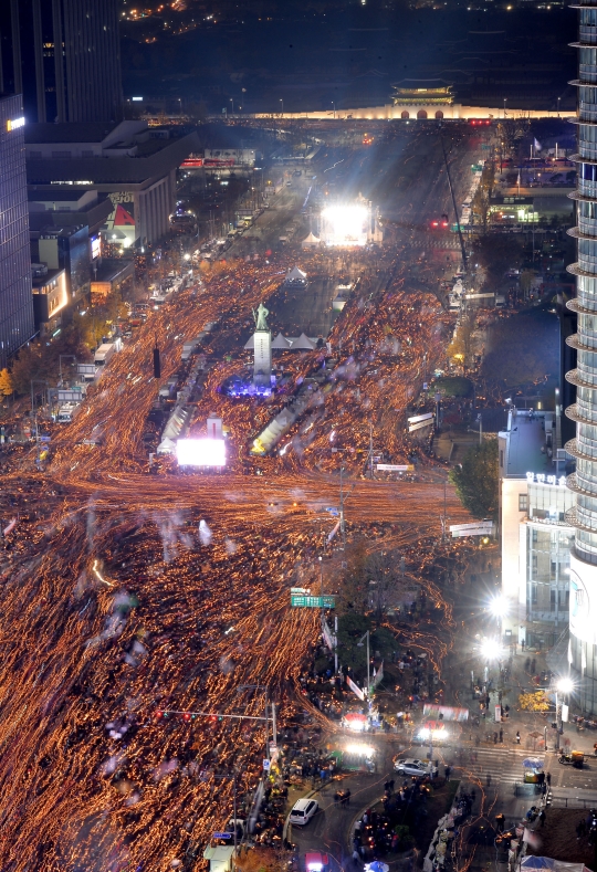19일 오후 서울 광화문광장에서 최순실 게이트 진상규명과 박근혜 대통령 퇴진을 촉구하는 4차 2016 민중 총궐기 대회에 참석한 시민들이 촛불을 들고 행진을 하고 있다.