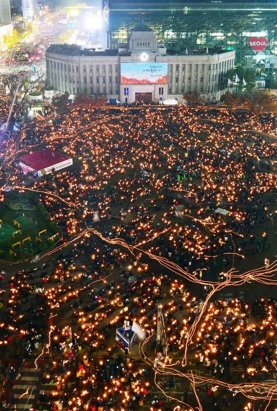 19일 서울 광화문광장 일대에서 열린 박근혜 대통령 퇴진을 촉구하는 ‘4차 민중총궐기 현장.