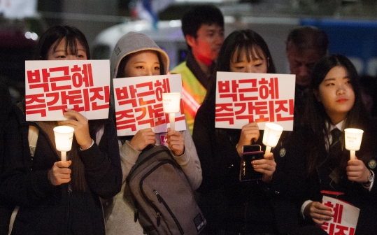 19일 서울 광화문광장 일대에서 열린 박근혜 대통령 퇴진을 촉구하는 ‘4차 민중총궐기에서 중‧고생들이 피켓을 들고 집회에 참가하고 있다.