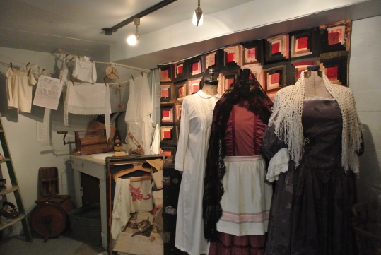 초기 식민지 시대 퀘벡여성들의 의복을 재현했다. 뒤편으로 세탁실이 전시돼 있다. ⓒ기계형