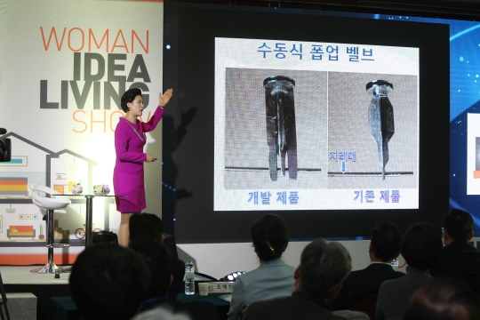 11월 23일 서울 삼성동 코엑스 컨퍼런스룸에서 열린 ‘2016 생활발명코리아 공개심사 및 시상식’에서 대통령상 수상자인 김정아씨가 발명 제품을 설명하고 있다. ⓒ한국여성발명협회