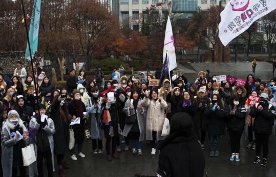 페미니스트들은 26일 오후 서울 종로구 세종로공원에서 ‘페미존’을 구성해 ‘우리는 여기서 세상을 바꾼다’를 주제로 자유발언 시간을 가졌다. ⓒ이정실 사진기자