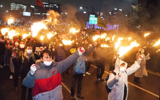 촛불 대신 횃불을 들고 청와대로 행진하는 시민들 ⓒ이정실 사진기자