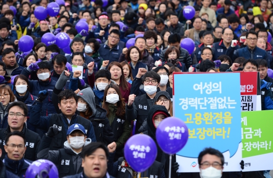 세계여성의날인 3월 8일 서울역 광장에서 열린 전국여성노동자대회에 참석한 한국노총 회원들이 여성 노동자들에 대한 차별 철폐를 요구하며 구호를 외치고 있다. ⓒ뉴시스·여성신문
