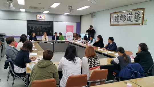 지난 11월 21일 서귀포학생문화원에서 열린 제주워킹패밀리포럼에서 참석자들이 열띤 분위기속에서 토론하고 있다.