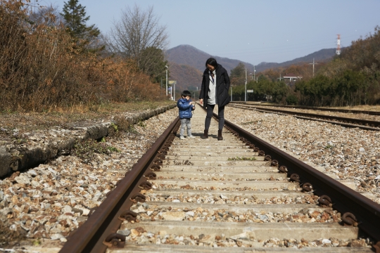 구둔역 철길을 엄마와 아들이 걷고 있다. ⓒ한국관광공사