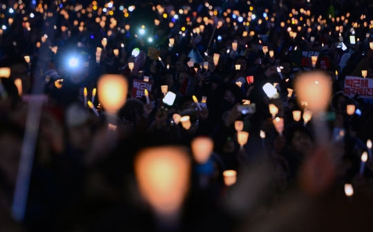 제5차 범국민행동 촛불집회가 열린 26일 오후 서울 광화문광장에서 시민들이 촛불을 들고 박 대통령 퇴진을 촉구하고 있다 ⓒ뉴시스.여성신문